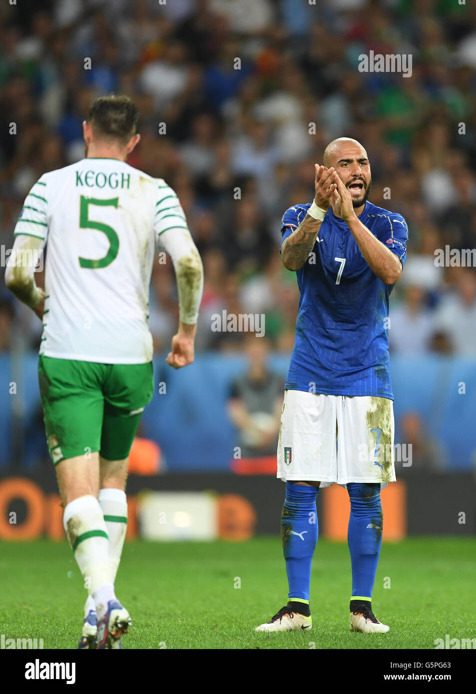 Lille, Frankreich. 22. Juni 2016. Italiens Simone Zaza (R) Gesten als Irlands Richard Keogh Spaziergänge in die vorläufige Vorrundenspiel zwischen Italien und Irland im Pierre Mauroy Stadium in Lille, Frankreich, 22. Juni 2016. Foto: Marius Becker/Dpa/Alamy Live News Stockfoto