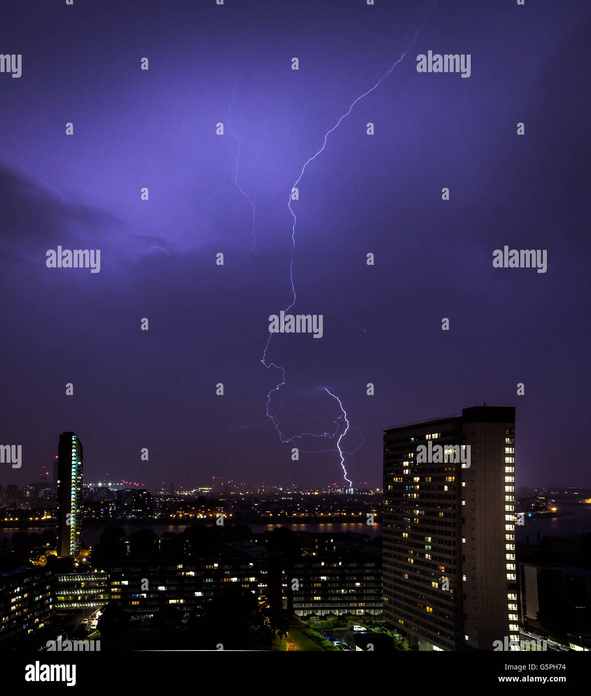 London, UK. 22. Juni 2016. UK-Wetter: Blitze über Süd-Ost-London-Credit: Guy Corbishley/Alamy Live News Stockfoto