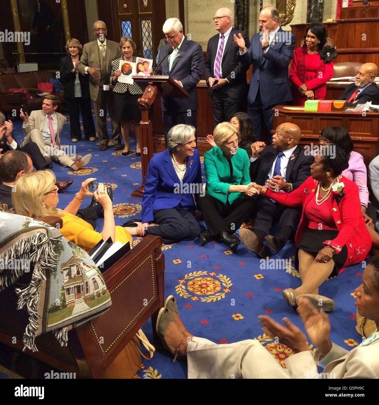 Washington DC, USA. 22. Juni 2016. US-Vertreter John Lewis, sitzt rechts, führt eine Gruppe von Demokraten aus Repräsentantenhaus und Senat, einen sitzen im Erdgeschoss des US Haus Vertreter fordern Wahlrecht auf Gewehrsteuerung Gesetzgebung 22. Juni 2016 in Washington, DC zu inszenieren. Dies ist erst das zweite Mal seit 1970, dass eine Partei ein Sit-in um eine Abstimmung verlangen inszeniert hat. Bildnachweis: Planetpix/Alamy Live-Nachrichten Stockfoto
