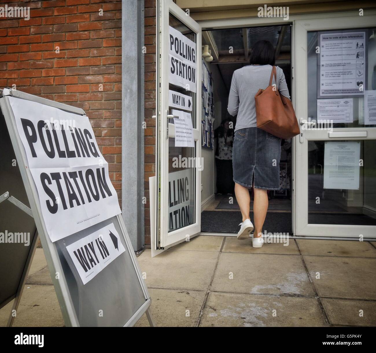 York, UK. 23. Juni 2016. Wähler beginnen in den Wahllokalen rund um die Stadt York ihre Stimmen in das EU-Referendum ankommen. Foto Bailey-Cooper Fotografie/Alamy Live-Nachrichten Stockfoto