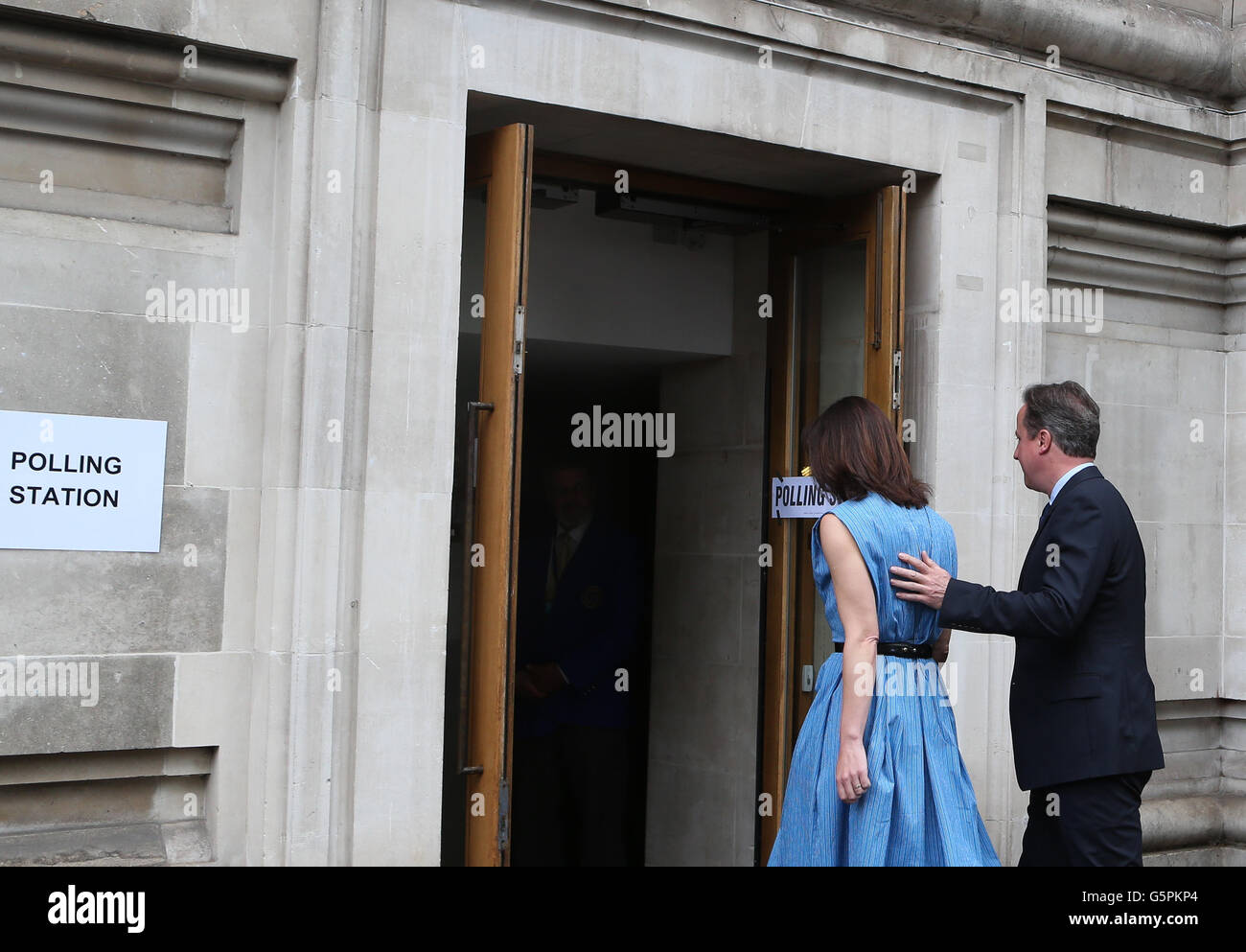 London, UK. 23. Juni 2016. David Cameron und seine Frau Samantha kommen im Wahllokal Central Methodist Hall ihre Stimmen für das EU-Referendum in London. 23. Juni 2016. Großbritanniens Premierminister David Cameron und seine Frau Samantha kommen im Wahllokal Central Methodist Hall ihre Stimmen für das EU-Referendum in London, UK. 23. Juni 2016. am 23. Juni 2016. Millionen von Briten Stimmen in bleiben oder verlassen der Europäischen Union (EU) am Donnerstag als Wahllokale landesweit am Morgen für das Publikum geöffnet. Bildnachweis: Han Yan/Xinhua/Alamy Live-Nachrichten Stockfoto