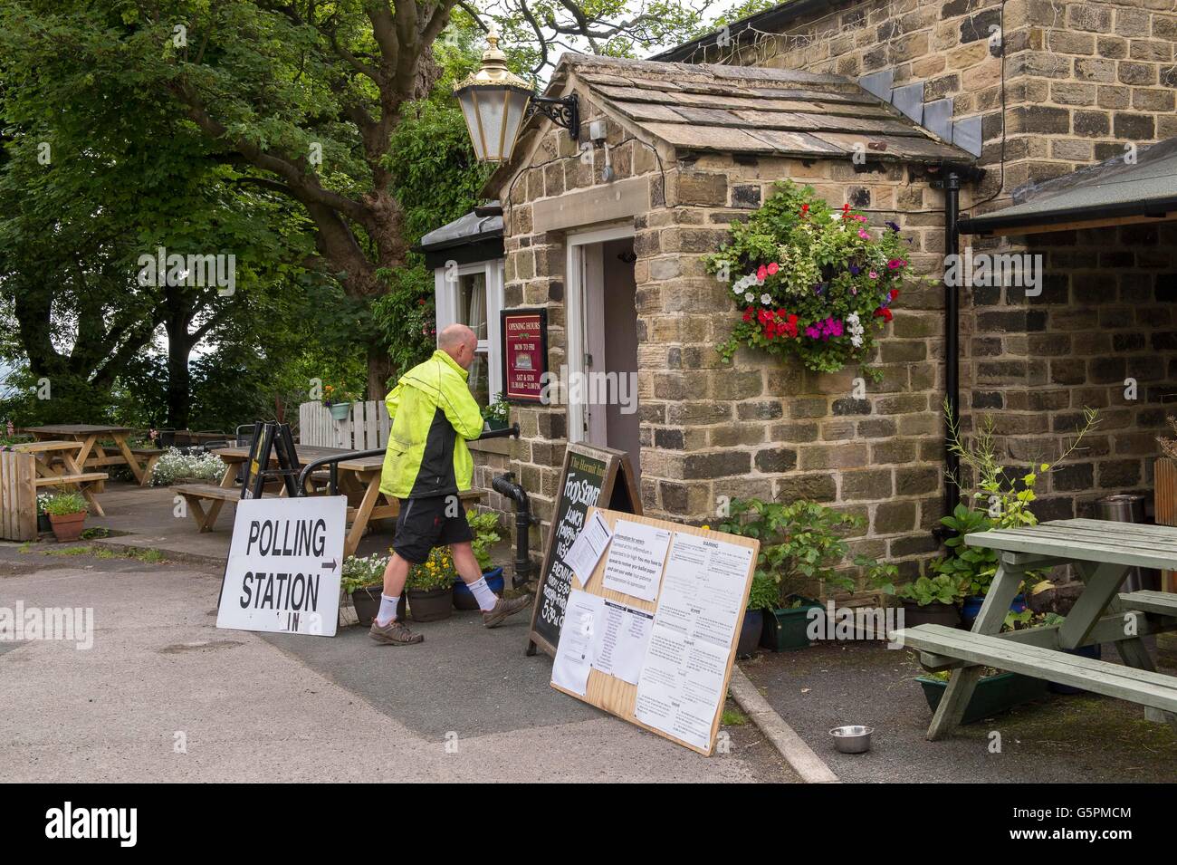 Der Einsiedler, eine Dorfkneipe in Burley Woodhead, West Yorkshire, Großbritannien. 23. Juni 2016. Rund um seine Stimme abzugeben, kommt ein Mann in diesem EU-Referendum Wahllokal. Bildnachweis: Ian Lamond/Alamy Live-Nachrichten Stockfoto