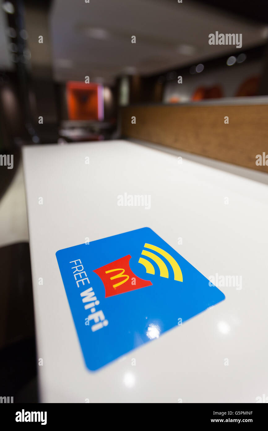 Kostenloser WLAN Zugang befördert in McDonalds Filiale Azabujuban am 23. Juni 2016, Tokyo, Japan. McDonald's Japan den Dienst am 20. Juni ins Leben gerufen und kündigte an, dass es kostenloses WLAN in rund 1.500 Filialen in ganz Japan bis Ende Juli zur Verfügung stellt. © Rodrigo Reyes Marin/AFLO/Alamy Live-Nachrichten Stockfoto