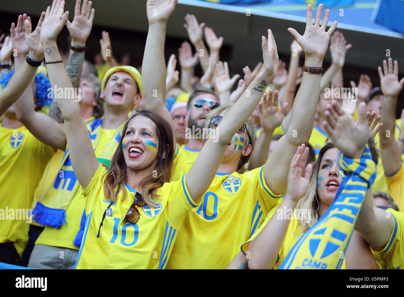 Nizza, Frankreich. 22. Juni 2016. Schwedische Fans zeigen ihre Unterstützung während der UEFA EURO 2016 Spiel Schweden / Belgien im Allianz Riviera Stade de Nice, Nizza, Frankreich. Belgien 1: 0 gewonnen. Bildnachweis: Oleksandr Prykhodko/Alamy Live-Nachrichten Stockfoto