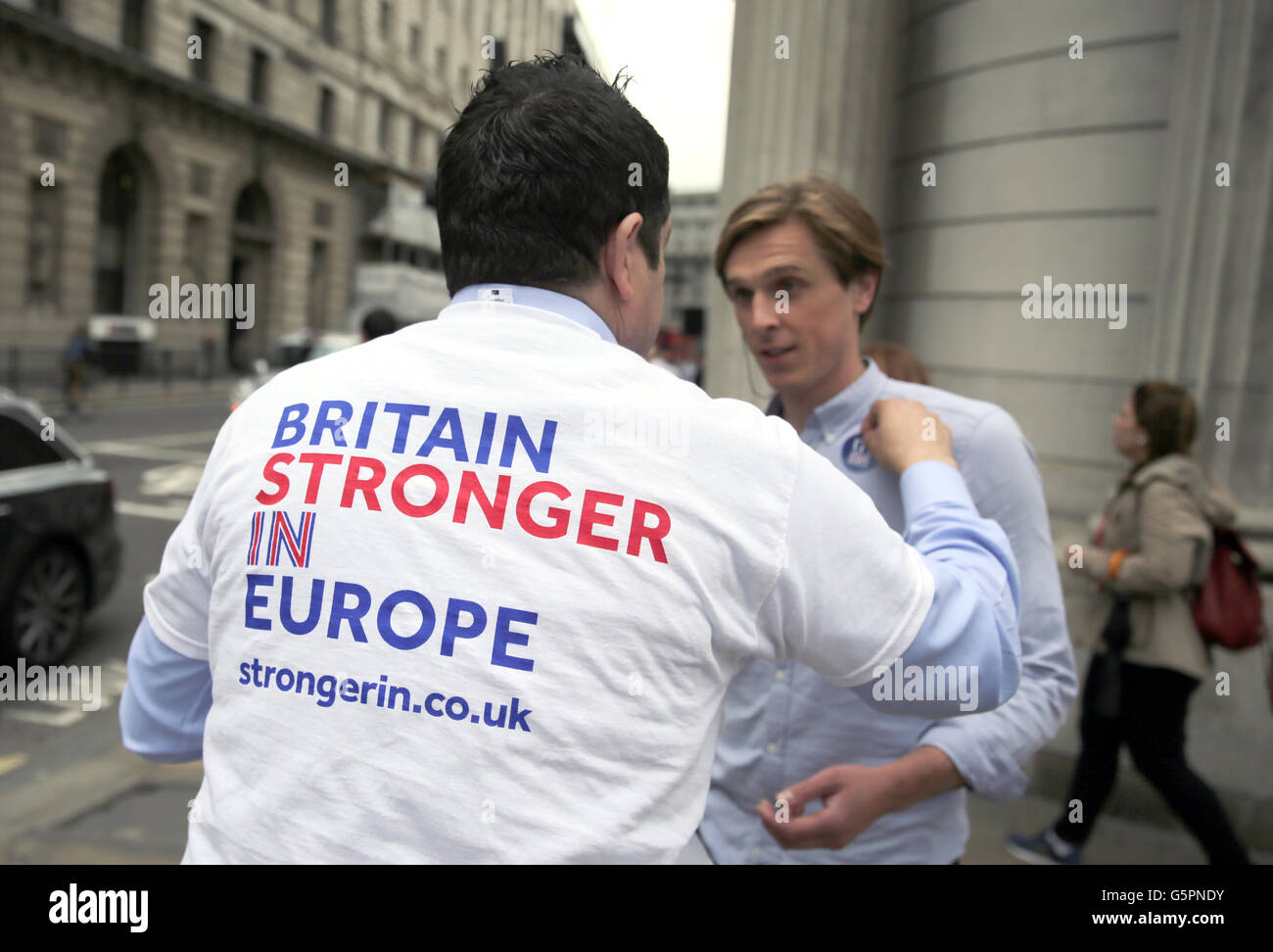 London, Großbritannien. 23. Juni 2016. Ein Aktivist der "Britain stärker in Europa"-Kampagne verteilt Aufkleber für die Kampagne bleiben am Tag des EU-Referendums in London, Großbritannien, 23. Juni 2016. Briten sollen abstimmen, ob Sie bleiben oder die EU in einem Referendum am selben Tag verlassen. Foto: MICHAEL KAPPELER/Dpa/Alamy Live News Stockfoto