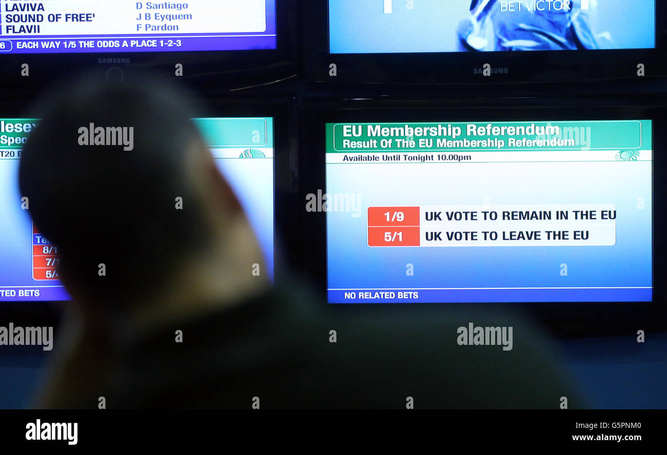 London, UK. 23. Juni 2016. Ein Mann sitzt in einem Liverpool Street Wetten laden am Tag des EU-Referendums in London, UK, 23. Juni 2016. Foto: MICHAEL KAPPELER/DPA/Alamy Live-Nachrichten Stockfoto