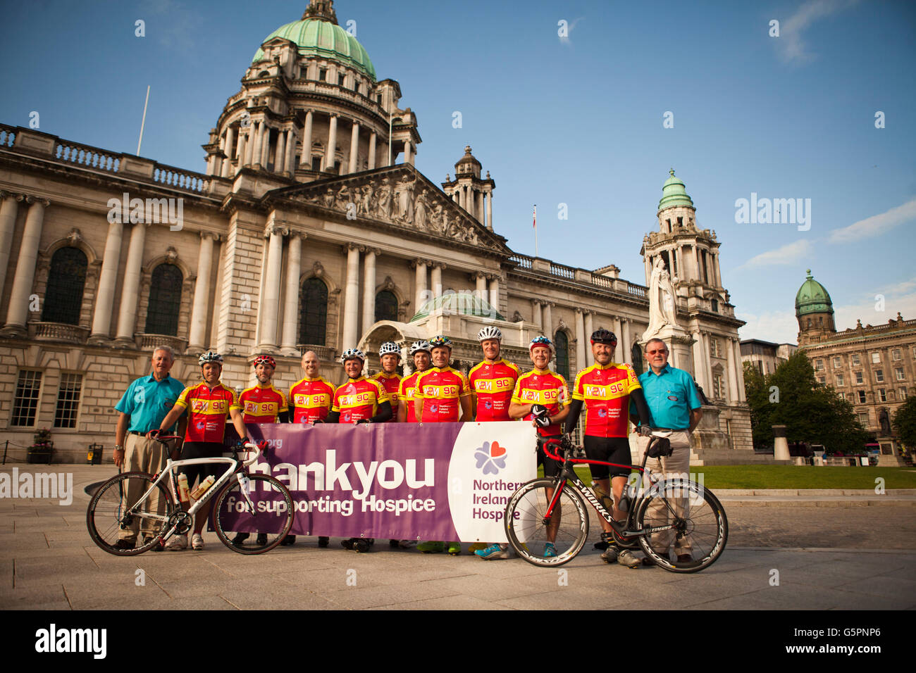 Der Belfast City Hall, Belfast, UK. 23. Juni 2016 Team von Antrim Radfahrer Led von den Brüdern Paul und Nick Bonar abgesetzt von der Belfast City Hall auf einer 500-Meilen-Reise mit der Hoffnung der Erhöhung £7.000 für Nordirland Hospiz. Bildnachweis: Bonzo/Alamy Live-Nachrichten Stockfoto