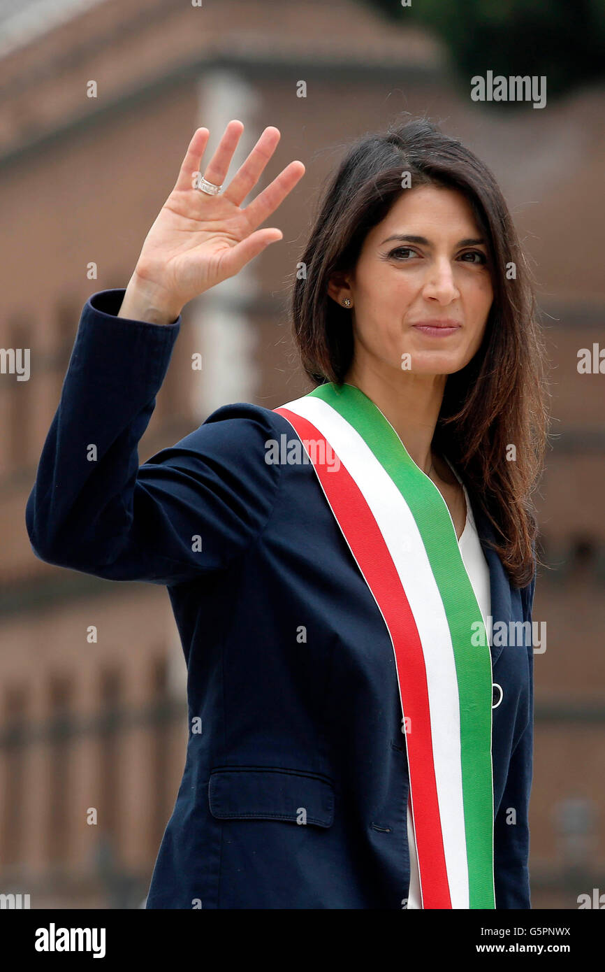 Rom, Italien. 23. Juni 2016.Virginia Raggi. Erste offizielle Besuche für die neue zum Bürgermeister von Rom gewählt. Grab des unbekannten Soldaten-Credit: Insidefoto/Alamy Live-Nachrichten Stockfoto