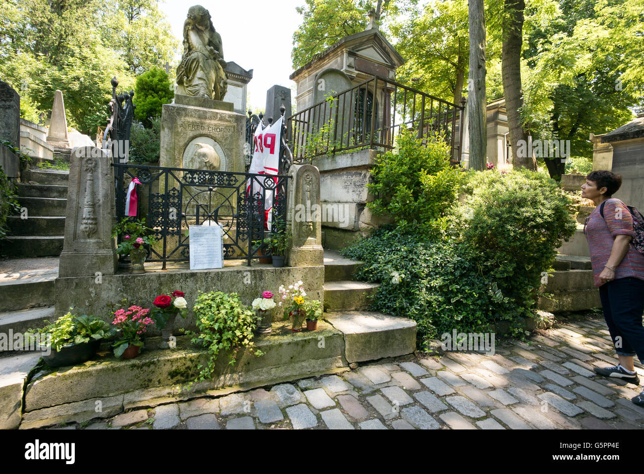 Paris, Frankreich. 23. Juni 2016. Polnischen Fußballfans haben eine rot-weiße Fußball-Fahne am Grab des Französisch-polnischen Komponisten Frederic Francois Chopin, auf Le Père Lachaise Friedhof in Paris, Frankreich, 23. Juni 2016 hinterlassen. Foto: PETER KNEFFEL/DPA/Alamy Live-Nachrichten Stockfoto