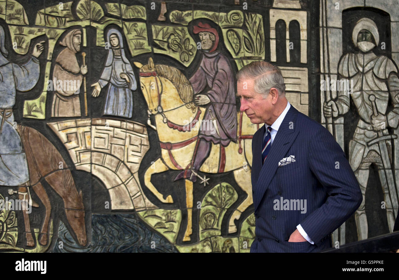 Der Prinz von Wales geht an einem Wandgemälde vorbei, während er nach einem Besuch einer Weihnachtsfeier der Gemeinschaft im Eimmerwährenden Waffenministerium, einem christlichen Ministerium im Süden Londons, geht. Stockfoto