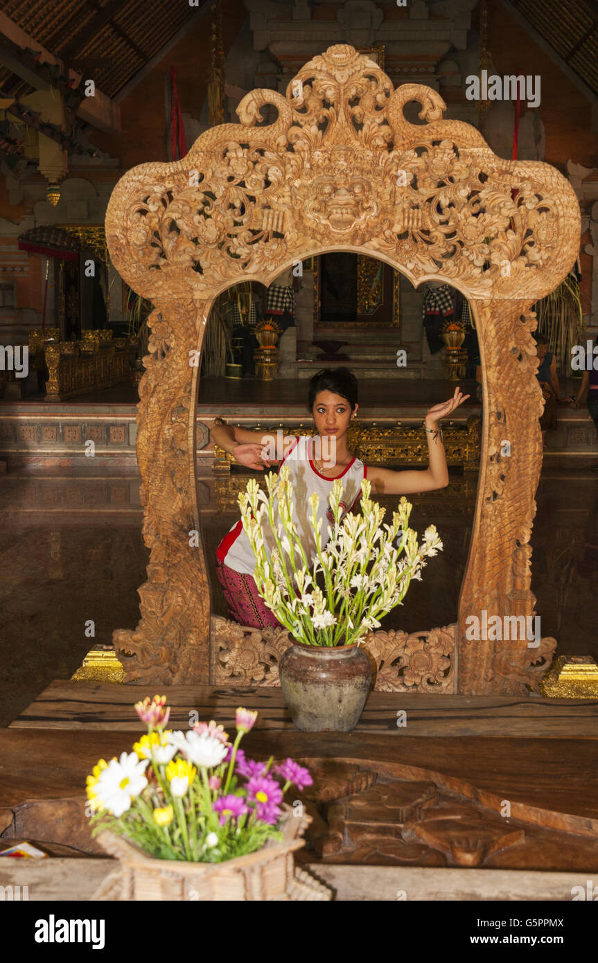 Elk220-3010v Indonesien, Bali, Ubud, Indonesien Mädchen im balinesischen Tanz pose Stockfoto