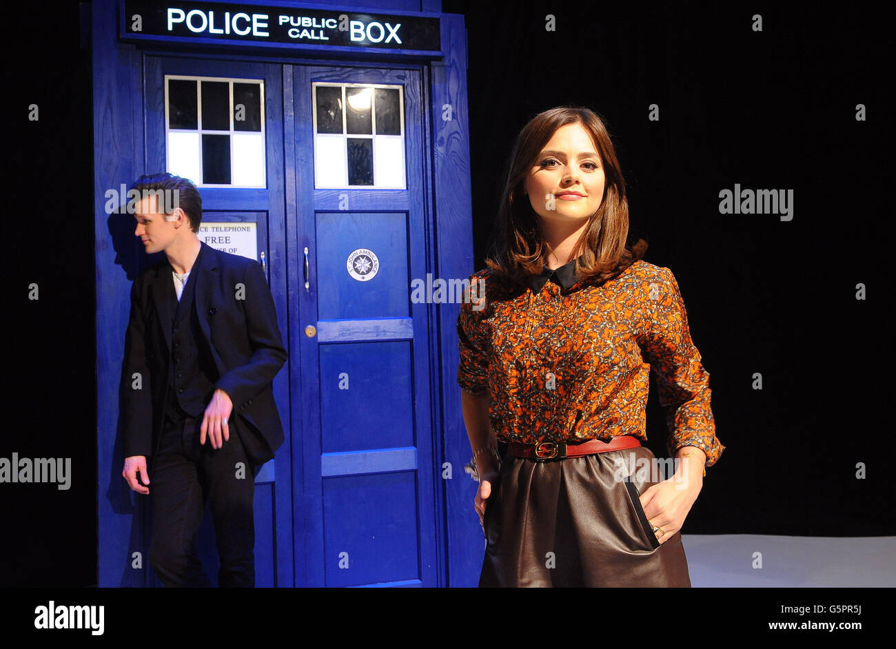 Arzt, der Fotozelle. Matt Smith und Jenna-Louise Coleman, Stars von Doctor Who, werden im BBC TV Center in London gesehen. Stockfoto