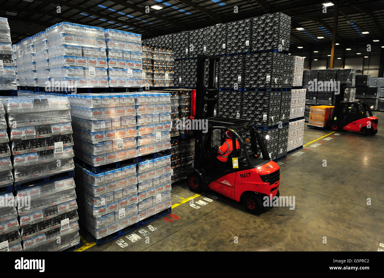 Bierkisten im nationalen Vertriebszentrum von Molson Coors in Burton-on-Trent, Staffordshire. Stockfoto