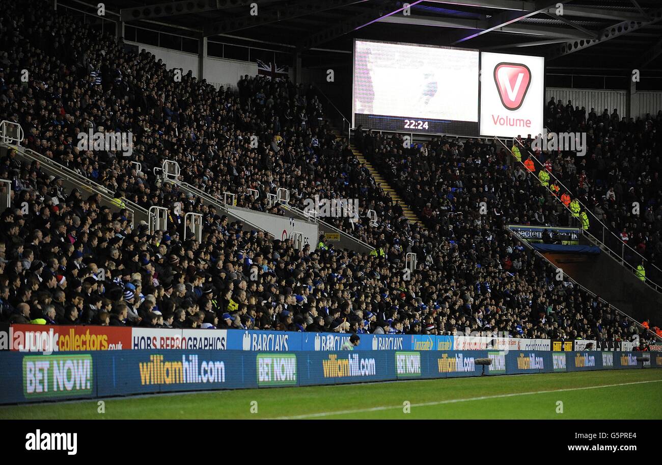 Fußball - Barclays Premier League - Reading / Arsenal - Madejski Stadium. Gesamtansicht der Fans auf den Tribünen im Stadion von Madjeski Stockfoto