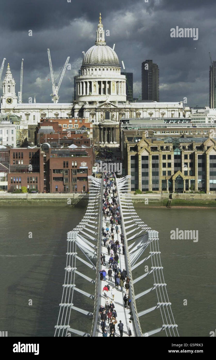 Fußgänger überqueren die Millennium Bridge über die Themse in London nach einer 5 Millionen Modifikation. Die 18.2 Millionen Brücke schwankte unter dem Gewicht von Tausenden von Fußgängern, als sie im Juni 2000 eröffnet wurde. * nach nur drei Tagen mussten die Betreiber der Brücke das 320 Meter lange Bauwerk schließen, das von der St Paul's Cathedral nördlich der Themse in London bis zur Tate Modern am Südufer verläuft. Stockfoto