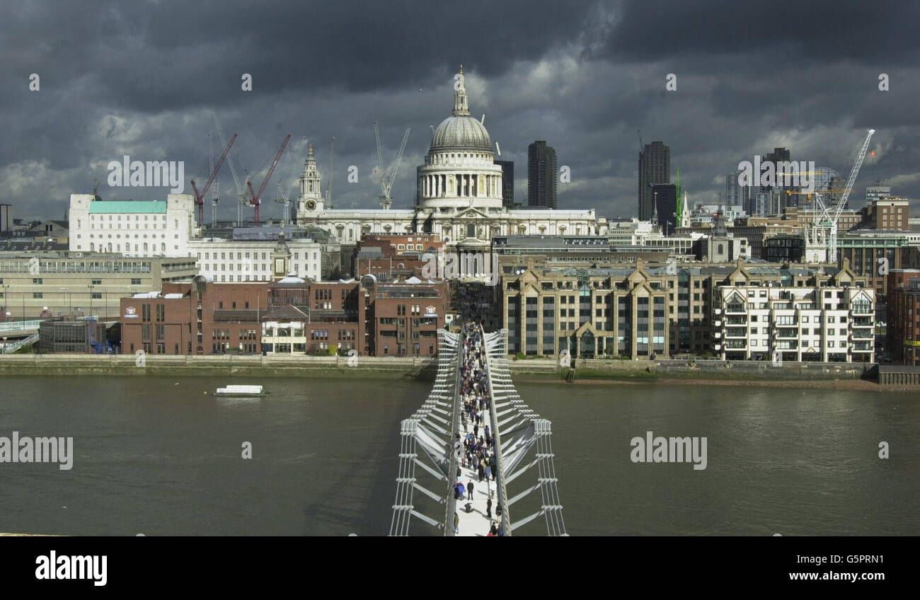 Fußgänger überqueren die Millennium Bridge über die Themse in London nach einer 5 Millionen Modifikation. Die 18.2 Millionen Brücke schwankte unter dem Gewicht von Tausenden von Fußgängern, als sie im Juni 2000 eröffnet wurde. * nach nur drei Tagen mussten die Betreiber der Brücke das 320 Meter lange Bauwerk schließen, das von der St Paul's Cathedral nördlich der Themse in London bis zur Tate Modern am Südufer verläuft. Stockfoto