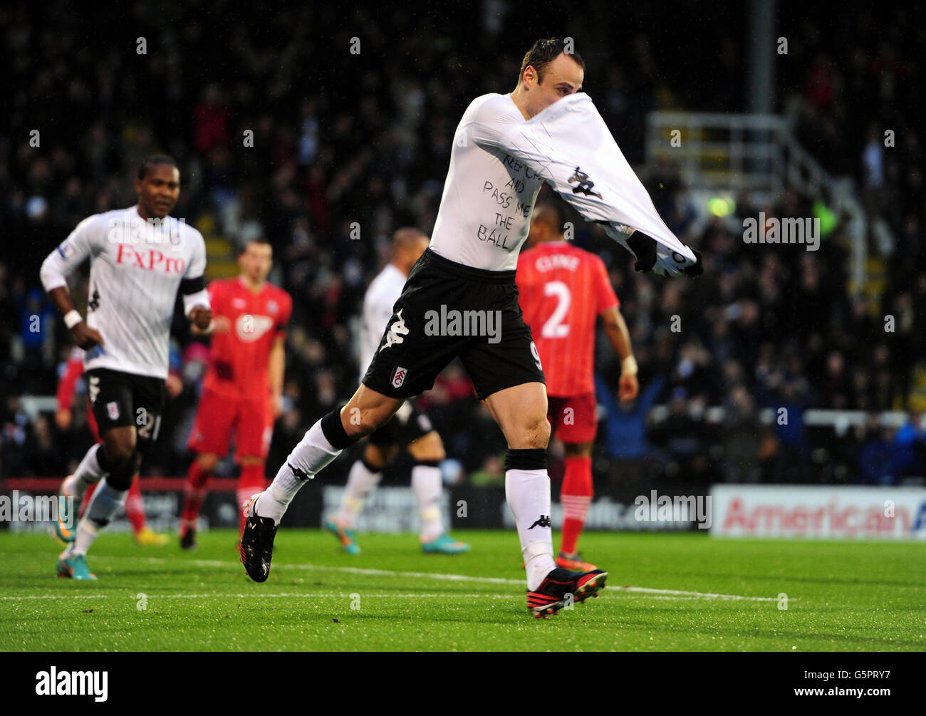 Fußball - Barclays Premier League - Fulham gegen Southampton - Craven Cottage. Fulhams Dimitar Berbatov feiert das erste Tor während des Spiels der Barclays Premier League im Craven Cottage, London. Stockfoto