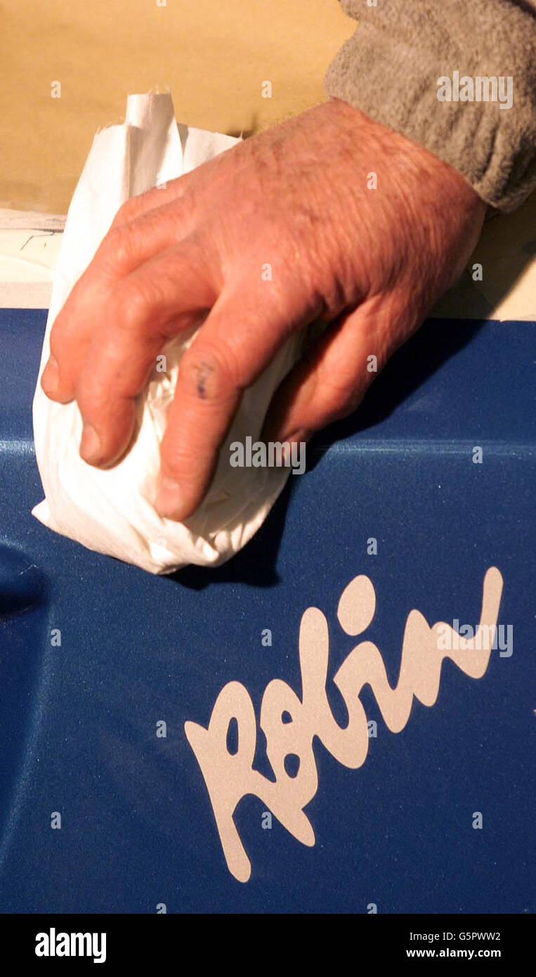 Les Collier, 59, Eigentümer der B & N Plastics Fabrik in Acton bei Sudbury, Suffolk, poliert eine der neuen Generation von Reliant Robins, die er nach dem Kauf der Produktionsrechte herstellt. * ... Die ersten neuen Modelle entstehen nun aus dem Werk von Herrn Collier, und er behauptet, sie würden vor dem Erreichen der Garagenvorplätze aufgeschnappt. Stockfoto