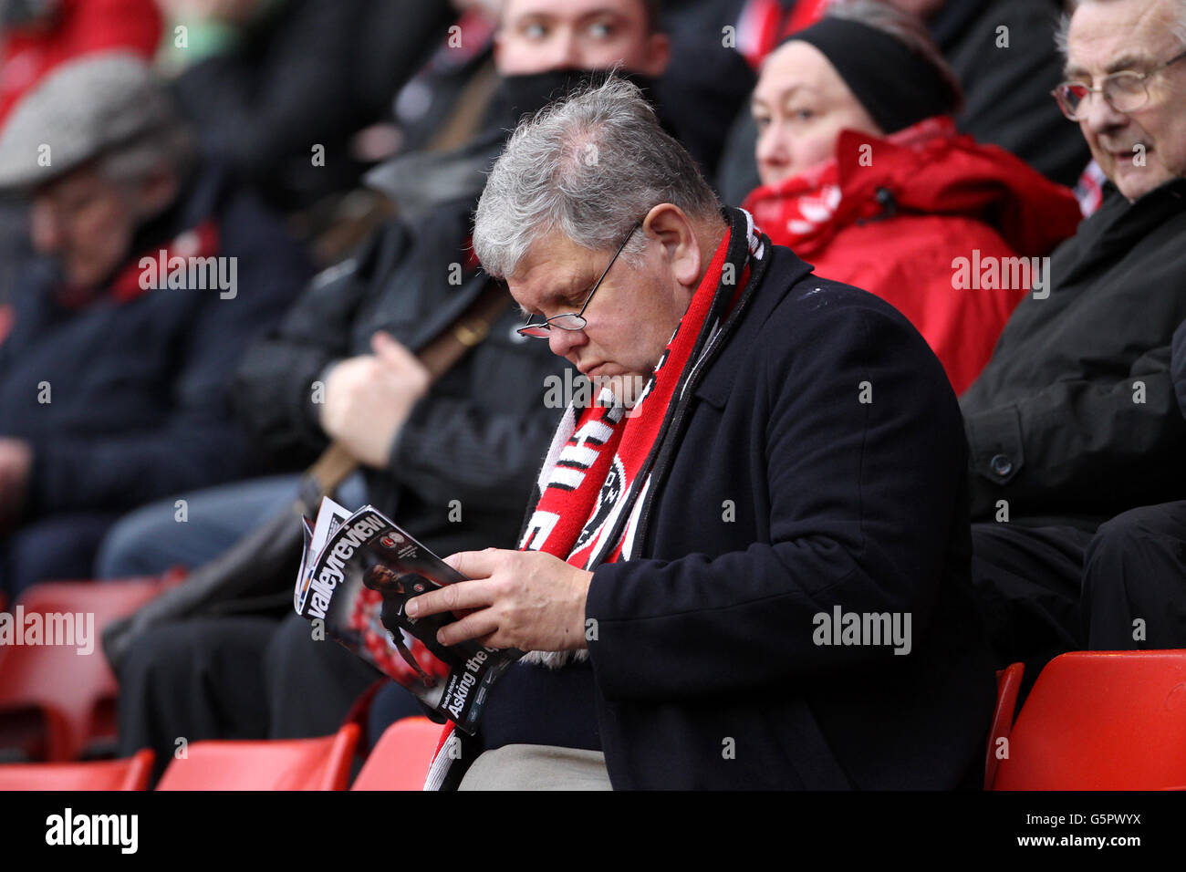 Fußball - npower Football League Championship - Charlton Athletic / Derby County - The Valley. Charlton Athletic-Fans lesen das Programm im neuen Look auf den Tribünen vor dem Spiel Stockfoto