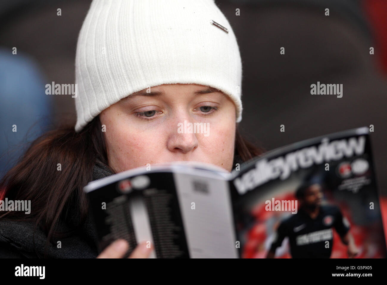 Fußball - npower Football League Championship - Charlton Athletic / Derby County - The Valley. Charlton Athletic-Fans lesen das Programm im neuen Look auf den Tribünen vor dem Spiel Stockfoto