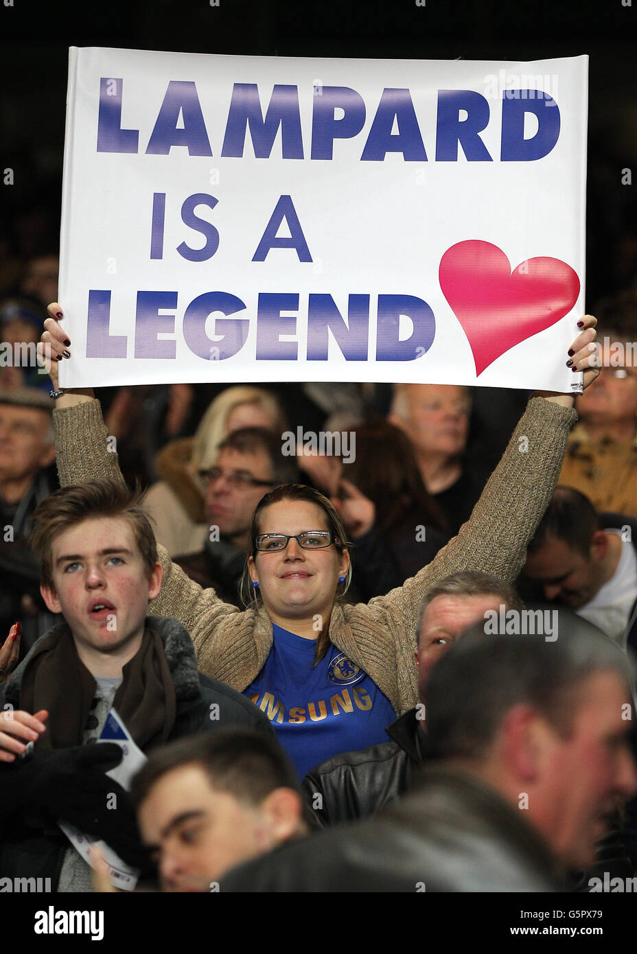 Fußball - Barclays Premier League - Chelsea gegen Queens Park Rangers - Stamford Bridge. Ein Fan aus Chelsea hält ein Zeichen zur Unterstützung von Frank Lampard hoch, das lautet: „Lampard ist eine Legende“ Stockfoto