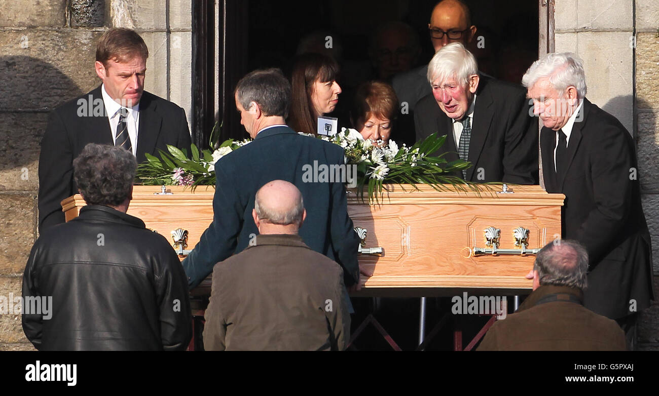 Catherine Gowing Mutter Maureen, Vater John und Schwester Emma folgen ihrem Sarg, als er die St Flannan's Church in Kinnitty verlässt. Stockfoto