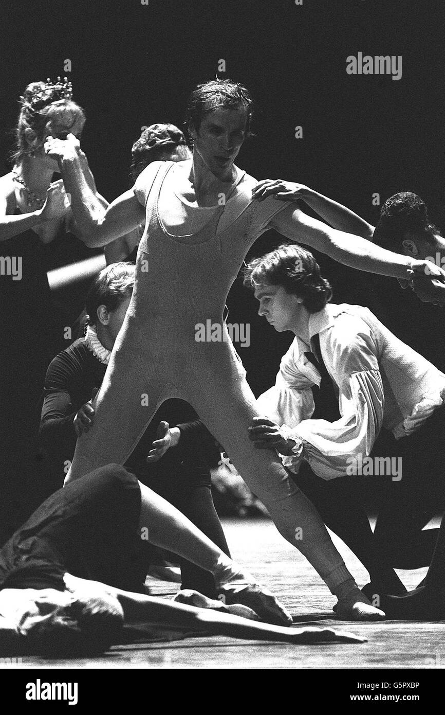 Rudolf Nureyev und Mitglieder des Zürcher Balletts während der Vorbereitungs-Proben für Manfres, die im London Coliseum als zweiter Teil des Nureyev Festivals eröffnet werden. Die in Russland geborene Tänzerin tanzt in jeder Aufführung des Festivals mit dem London Festival Ballet, das Romeo und Julia vorführt. Stockfoto