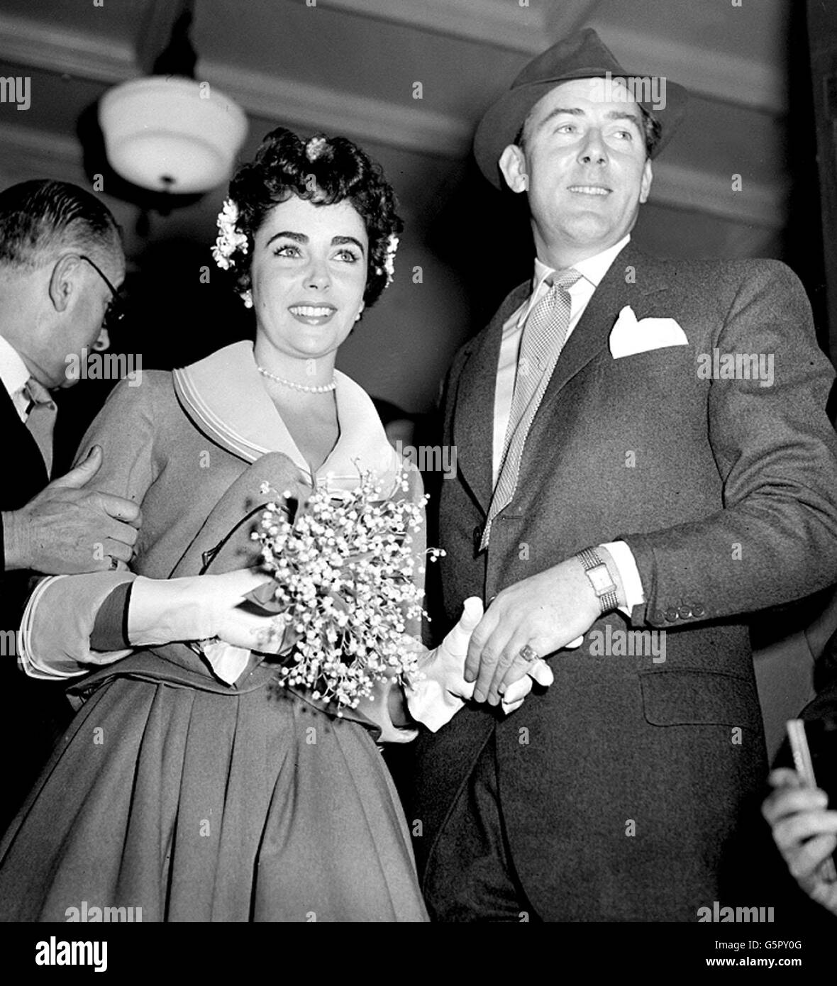 Die Filmschauspielerin Elizabeth Taylor rutschte unbemerkt von der Menge in eine Seitentür in der Caxton Hall, London, für ihre Hochzeit mit dem Schauspieler Michael Wilding. Stockfoto