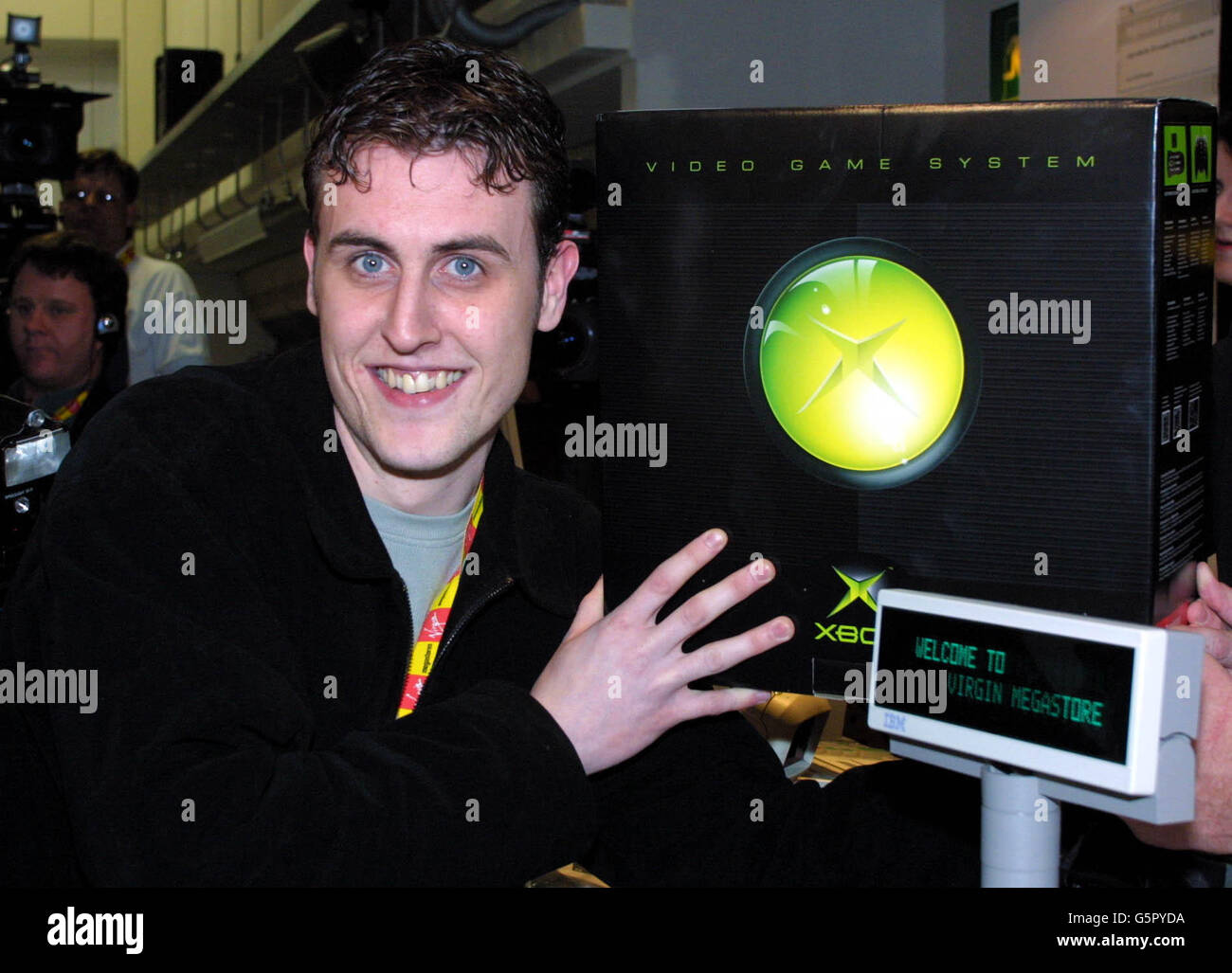 Scott Rawlins, 22, aus Heathrow, nachdem er die erste Xbox von Sir Richard Branson bei Virgin Megastore in London erhalten hatte. Er ist der erste, der die mit Spannung erwartete Spielekonsole von Microsoft kauft, die um Mitternacht zum Verkauf kam und hofft, mit PlayStation 2 konkurrieren zu können. Stockfoto