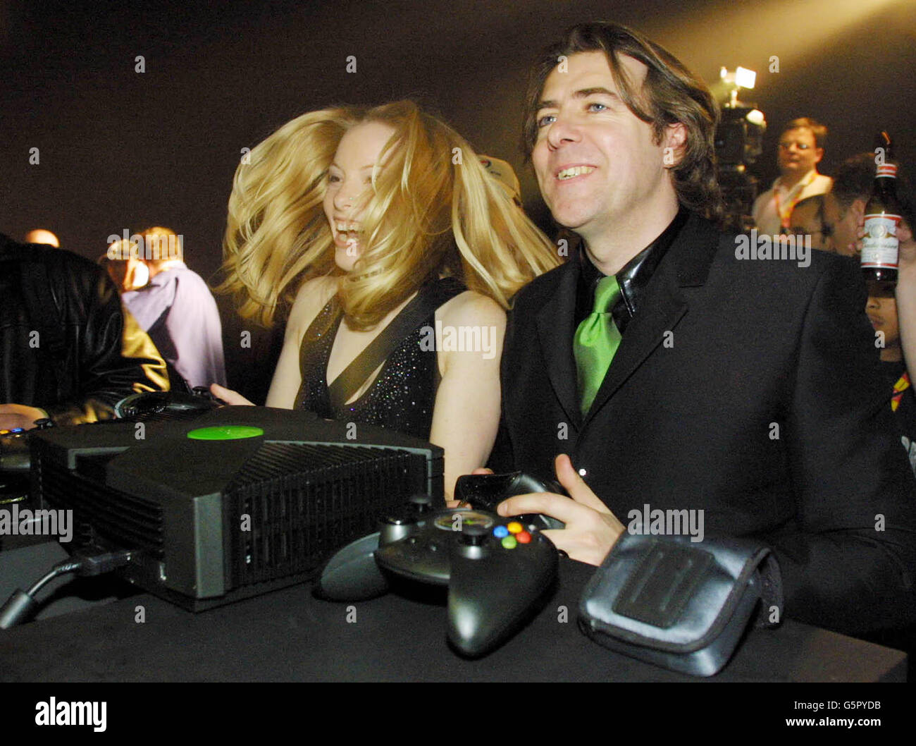 Die Fernsehpersönlichkeit Jonathan Ross spielt das neue Xbox-Spiel mit einem Mitglied der Öffentlichkeit im Virgin Megastore in London. Er war dort, um zu sehen, wie die erste Person die mit Spannung erwartete Spielekonsole von Microsoft kaufte, die um Mitternacht zum Verkauf kam und hofft, mit PlayStation 2 konkurrieren zu können. Stockfoto