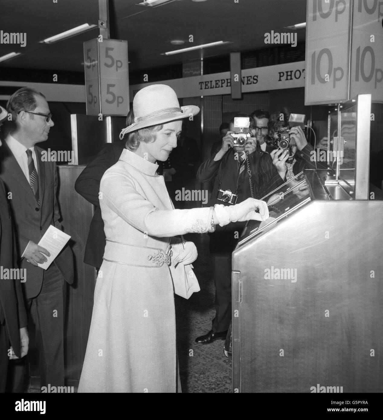 Prinzessin Alexandra nimmt ein U-Bahn-Ticket von einem Automaten am Bahnhof Brixton, als sie heute die Erweiterung der Victoria Line in Brixton eröffnete. Die Prinzessin nutzte das Ticket, um durch ein automatisches Tor zu fahren und fuhr dann im Fahrerhaus eines Zuges nach Pimlico. Für die Rückreise bestieg sie einen Zug nach Süden und saß in einem Reisebus. Stockfoto