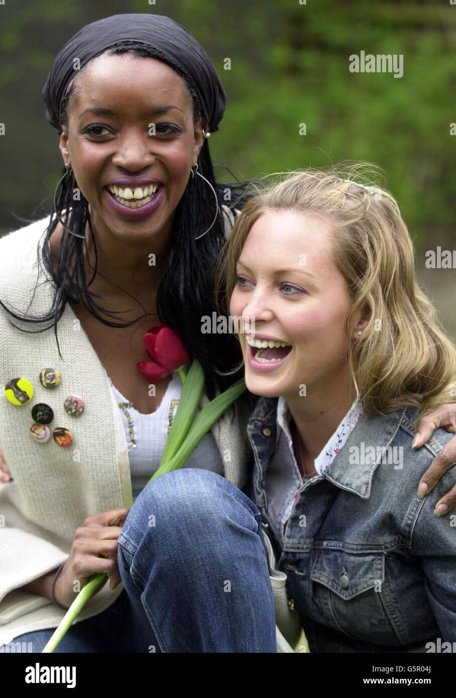 Stars von Mersey Beat, Joanna Taylor, Right, ( PC Jackie Brown) und Josie D'Arby (PC Jossie Finn) des BBC-Fernsehens werben am Donnerstag, den 14 2002. März, für die neue Saison im Frühjahr/Sommer 2002 in Pebble Mill, Birmingham. Stockfoto