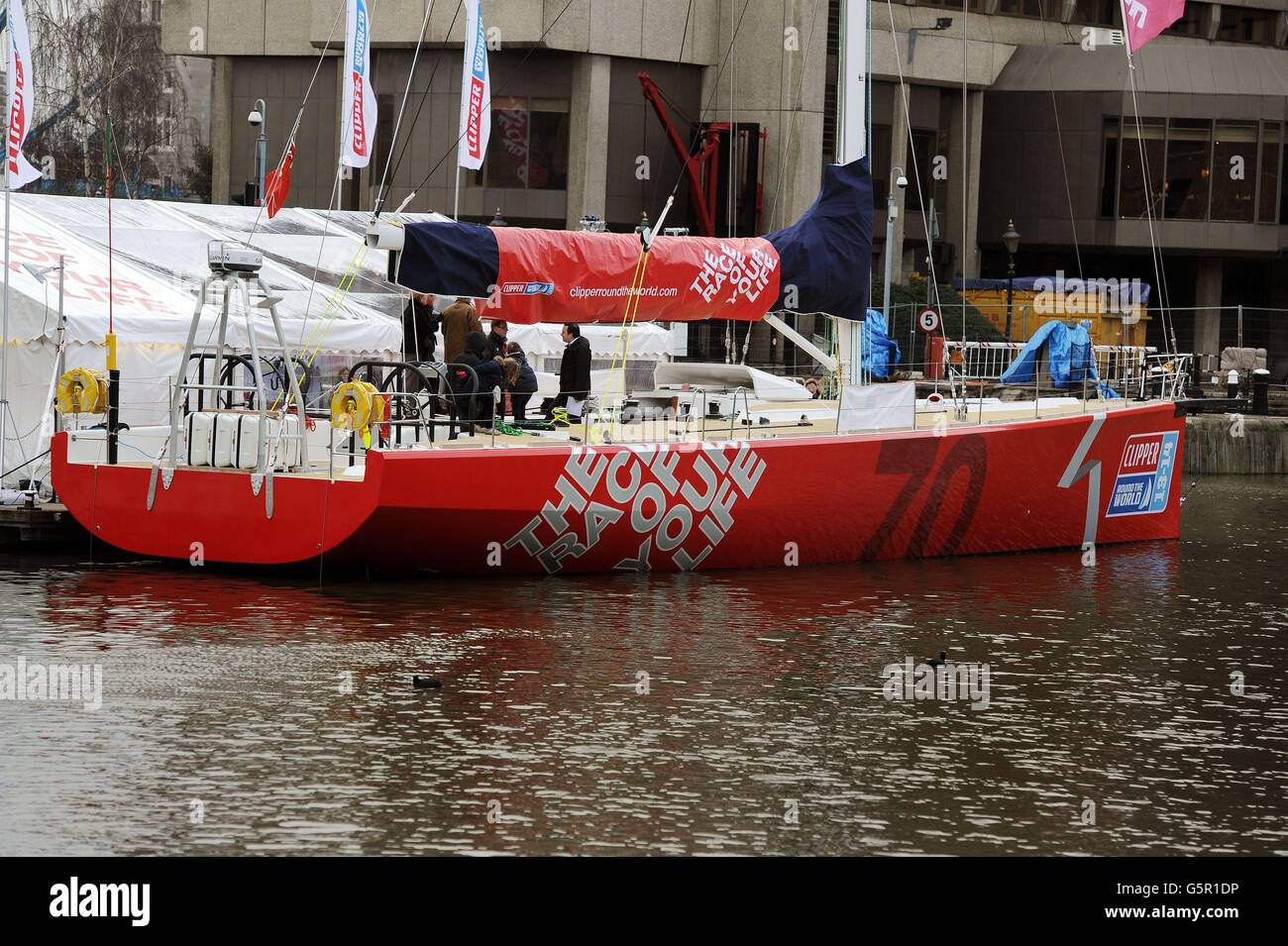 Eine der zwölf Clipper 70s, eine 70-Fuß-Rennyachten, die am Round the World Yatch Race am St Katherine es Dock, London, teilnehmen wird. Stockfoto