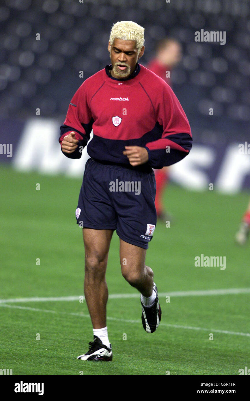 liverpools-abel-xavier-wahrend-des-trainings-vor-dem-champions-league-spiel-gegen-barcelona-im-nou-camp-g5r1fr.jpg