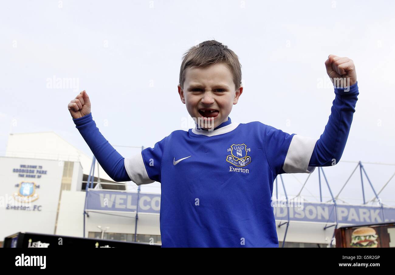 Fußball - Barclays Premier League - Everton gegen Swansea City - Goodison Park. Ein junger Everton-Fan zeigt vor dem Spiel seine Unterstützung vor dem Goodison Park Stockfoto