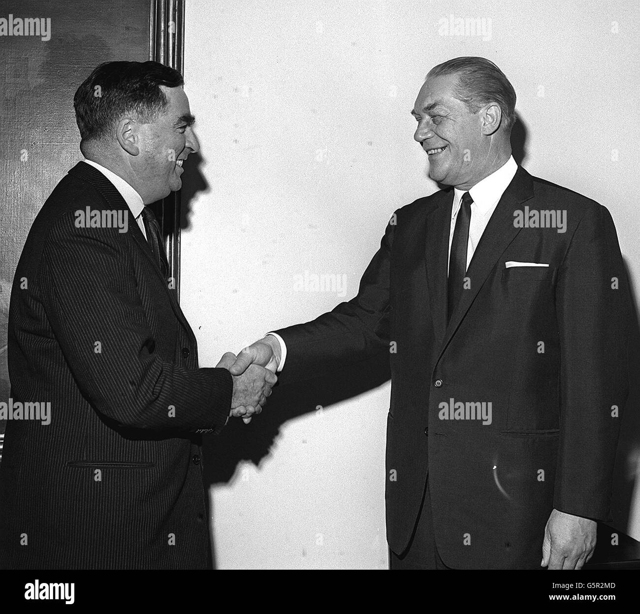 Generalleutnant Werner Pnitzki, Inspektor der deutschen Luftwaffe (rechts), begrüßt von Denis Healey, dem britischen Verteidigungsminister im Ministerium in Whitehall, London. * ... General Panitzki besucht die Royal Air Firce auf Einladung des Chief of the Air Staff, Air Cheif Marshal Sir Charles Elworthy. Stockfoto