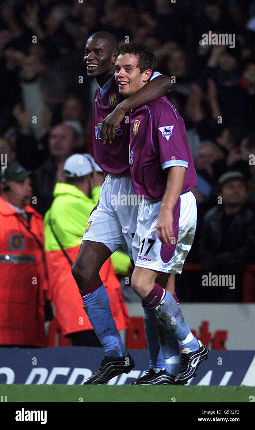 Lee Hendrie (rechts) und Ian Taylor von Aston Villa feiern das Tor während des FA-Cup-Spiels zwischen Aston Villa und Manchester United im Villa Park, Birmingham. Stockfoto