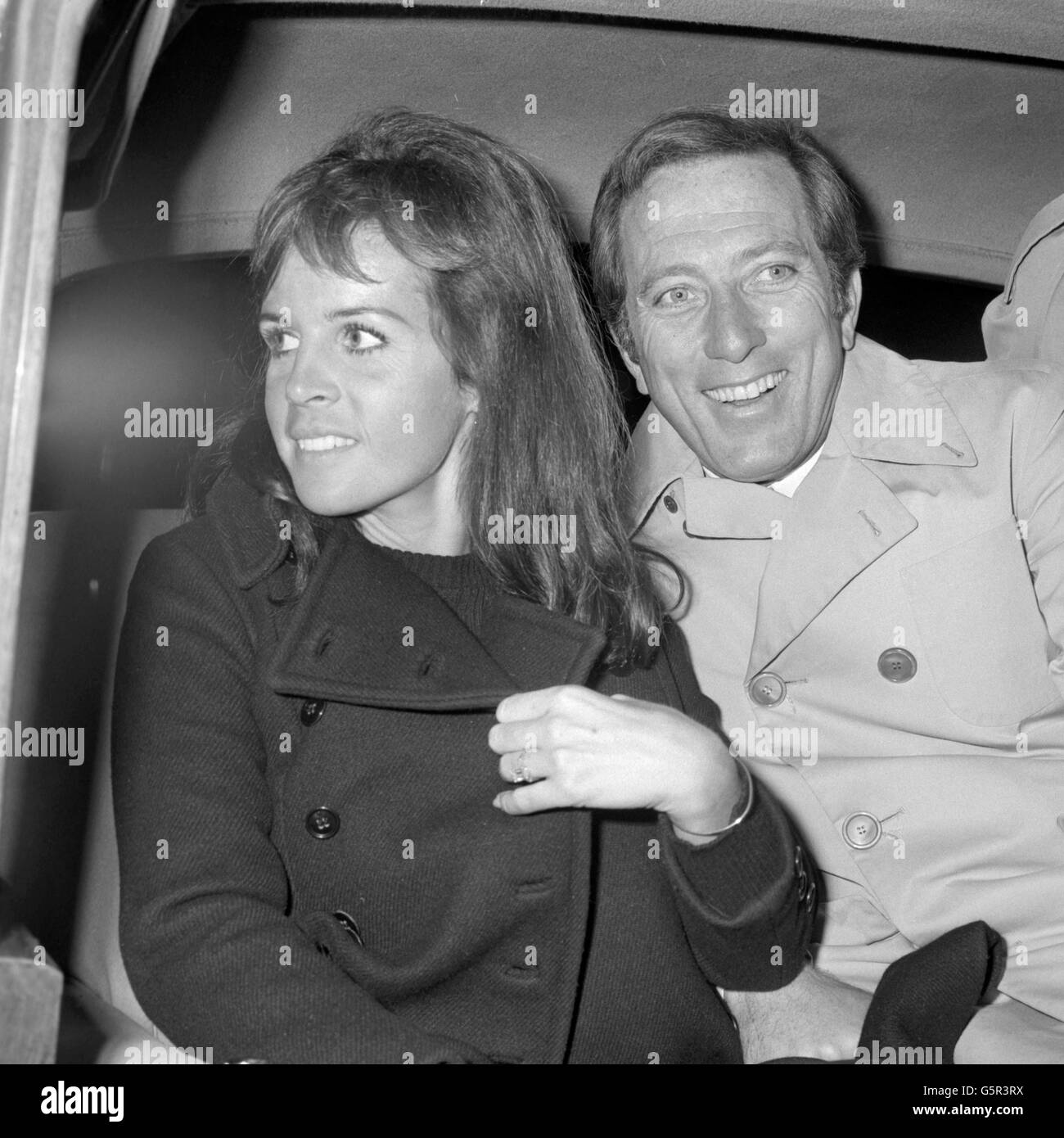 Der amerikanische Sänger Andy Williams und seine in Frankreich geborene Schauspielerin und Sängerin Claudine Longet kommen nach England. Andy Williams tritt am Montag bei der Royal Variety Show im Londoner Palladium auf. Stockfoto