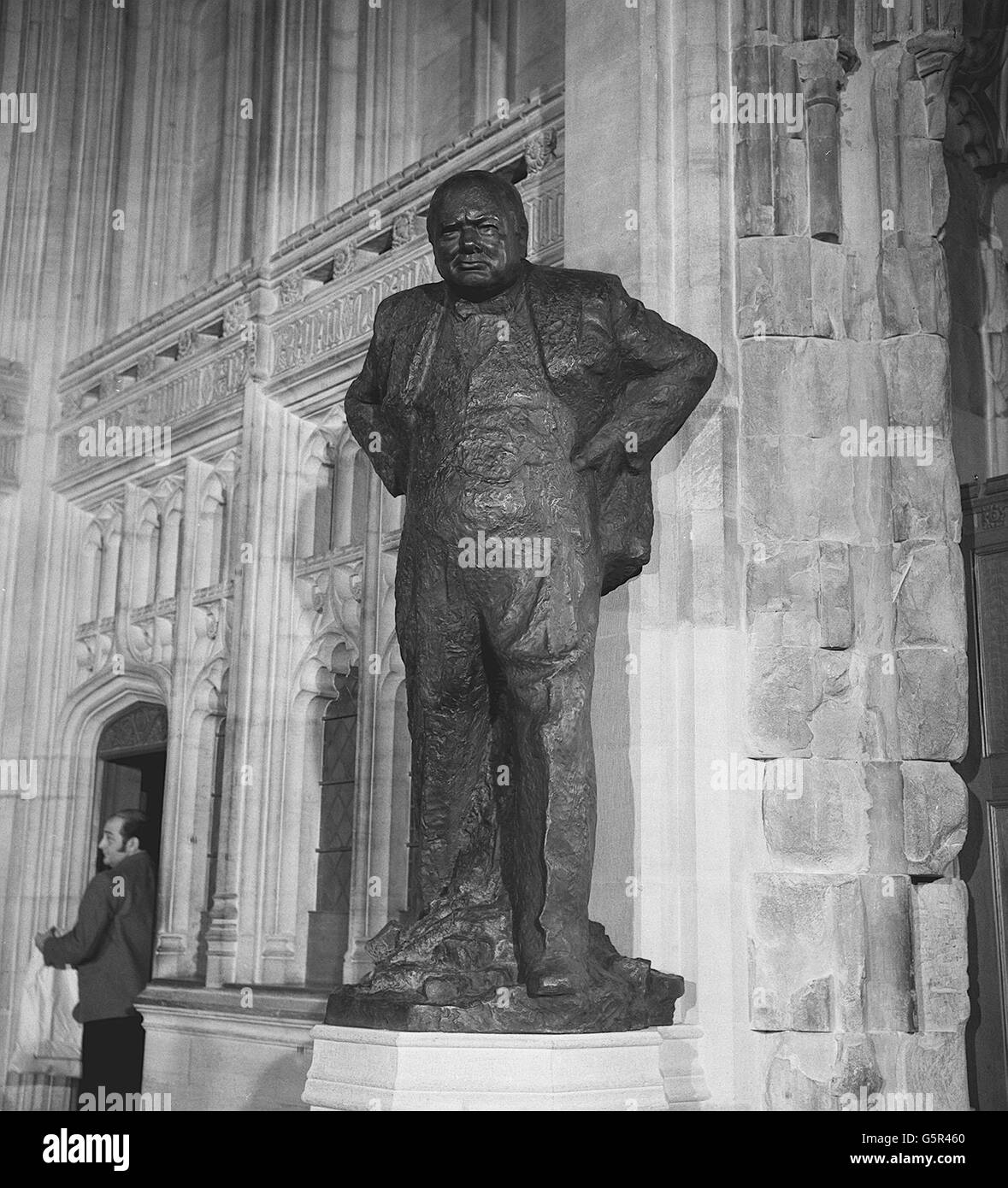 Die Statue von Sir Winston Churchill, die in der Mitgliederlobby des Unterhauses enthüllt wurde. Die Bronzestatue, von Oscar Nemon, ist 7 ft. 5 Zoll hoch und steht auf einem 3 Fuß 5 Zoll Sockelblende. * ... Es wurde neben dem Churchill Arch, dem Eingang der Mitglieder zum Plenarsaal, gegenüber einer Statue von Lloyd George aufgestellt. Stockfoto