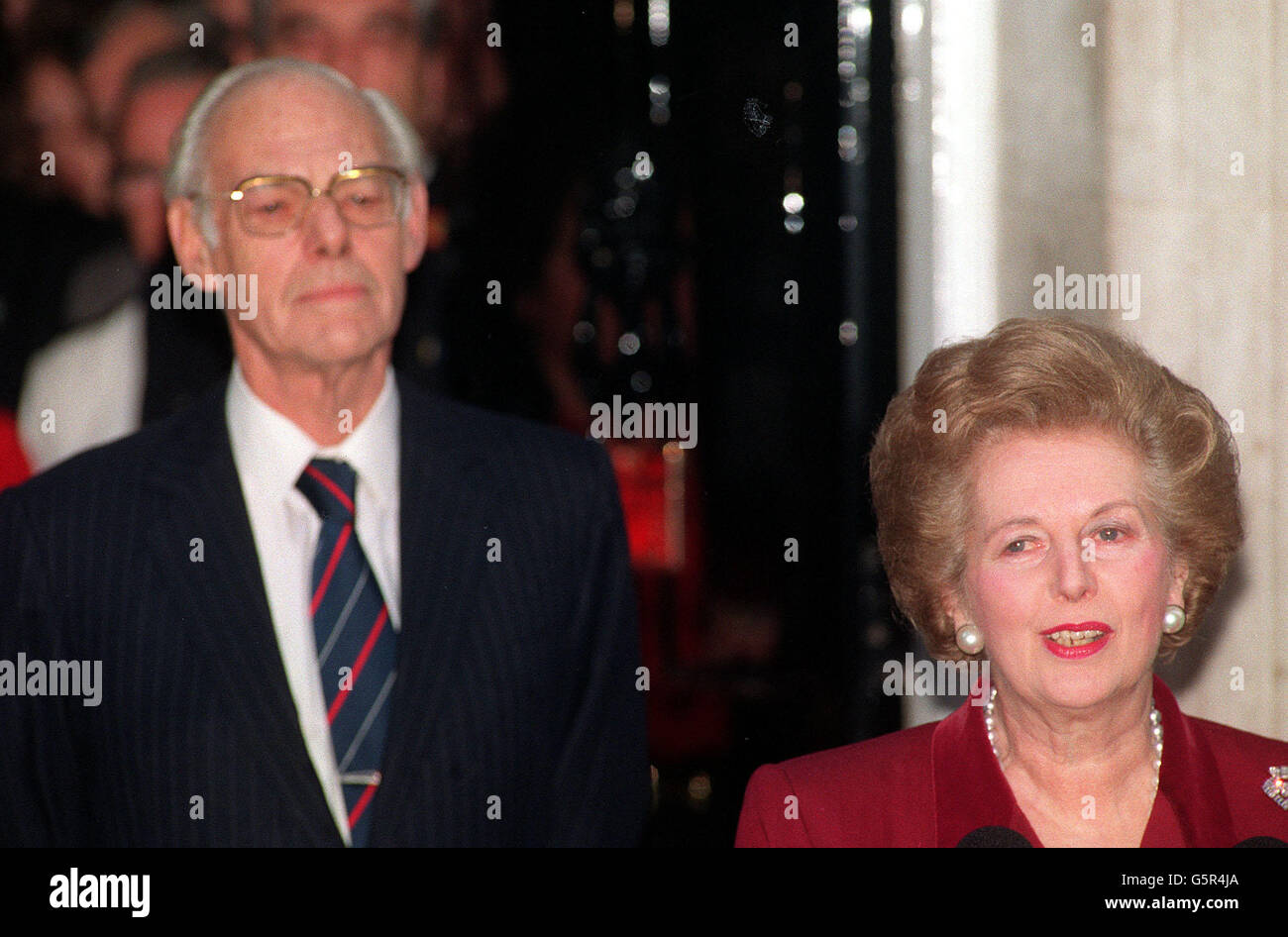 Premierministerin Margaret Thatcher mit Ehemann Denis vor der Downing Street 10, bevor sie zum Buckingham Palace ging, um der Königin ihren Rücktritt anzubieten. Stockfoto