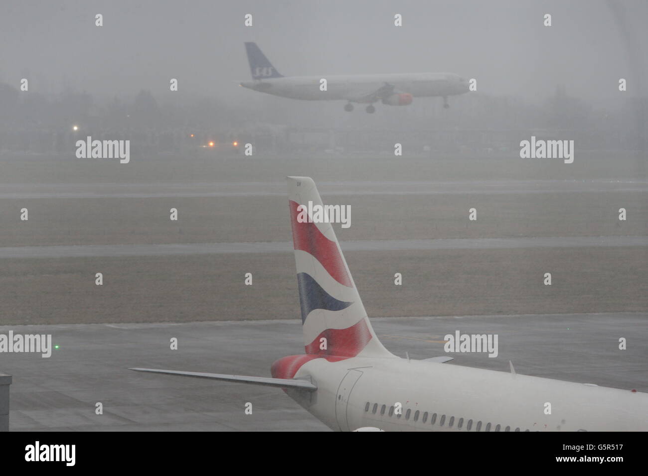 Ein Flugzeug landet am Flughafen Heathrow, da die Prognose nahelegt, dass später heute Schnee in London ankommen wird, nachdem die Straßen durch Schnee geschlossen und die Zugverbindungen in anderen Teilen Großbritanniens unterbrochen wurden. Aber die wichtigsten Pendlergürtelgebiete Südenglands entkamen den schlimmsten Gefahren am Morgen. Stockfoto