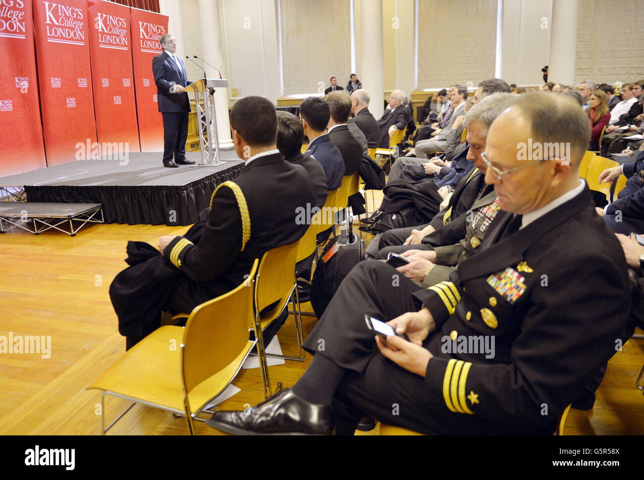 US-Militärangehörige halten als US-Verteidigungsminister Leon Panetta eine Rede über die transatlantischen Beziehungen und die Zukunft der US-Verteidigung auf dem King's College Strand Campus in London. Stockfoto
