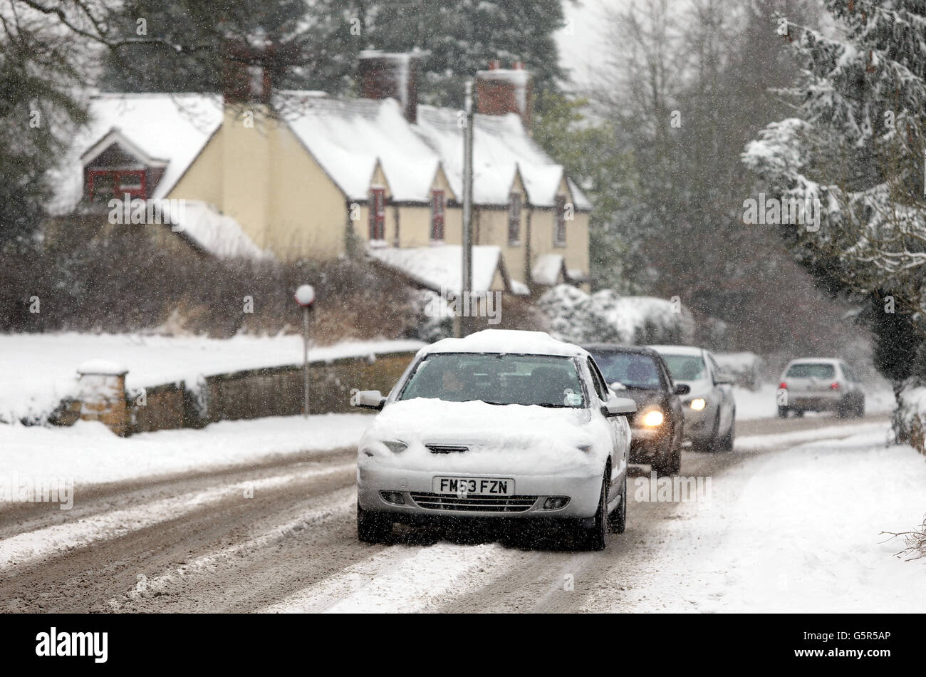 S Verkehrsnetz begann heute zu schnallen, als schwerer Schnee fegte das Vereinigte Königreich. Stockfoto