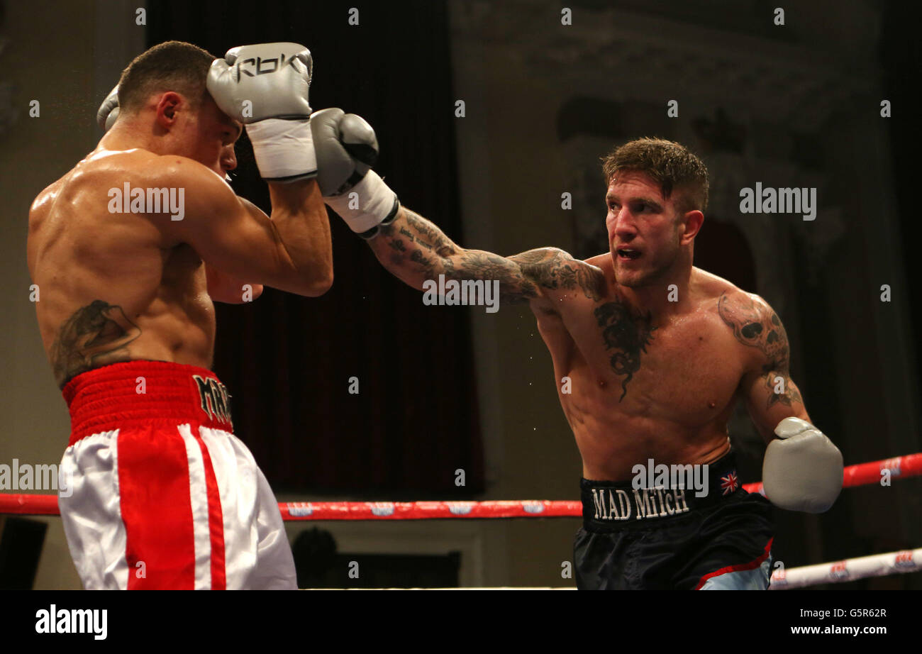 Mitch Mitchell (rechts) während seiner Niederlage gegen Grant Cunningham während der Super-Middleweight-Schlacht bei Walsall Town Hall, Walsall. Stockfoto