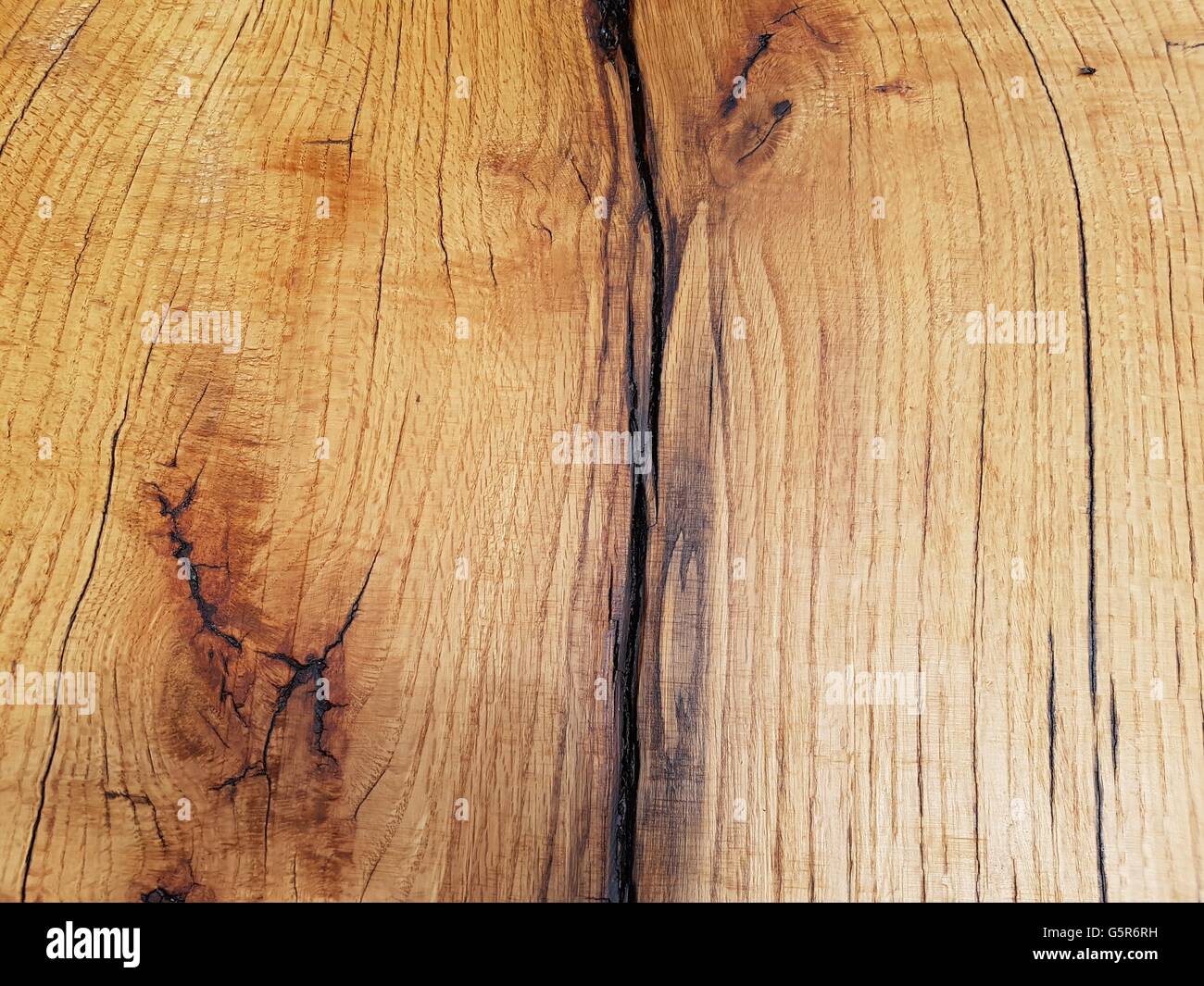 Verwitterte Holzmaserung mit Rissen Hintergrund Stockfoto