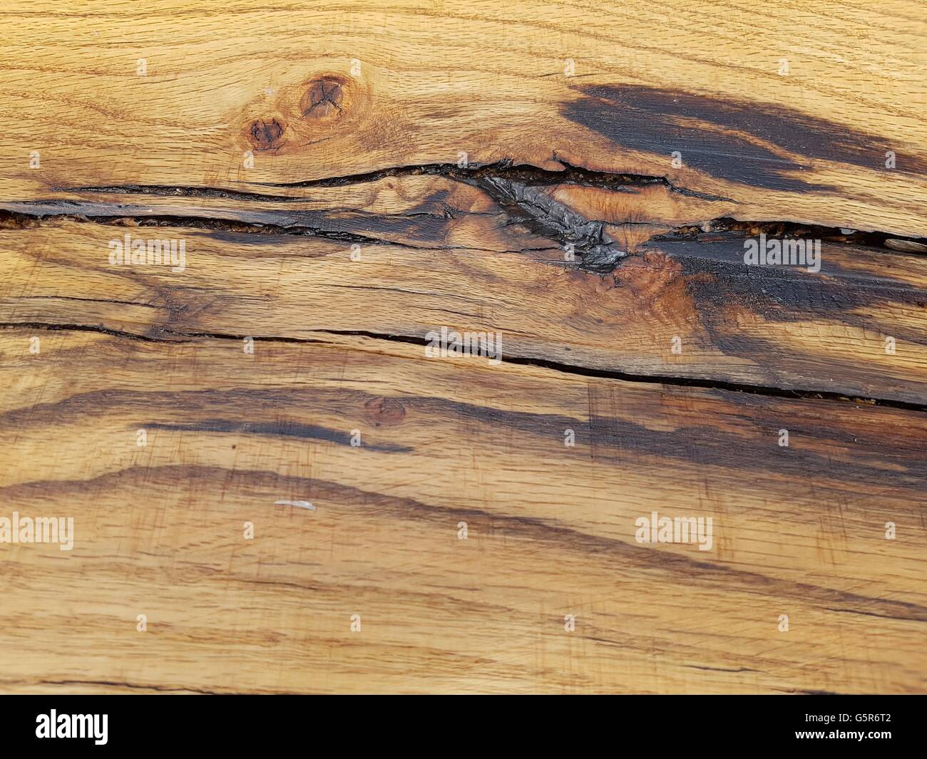Verwitterte Holzmaserung mit Rissen Hintergrund Stockfoto