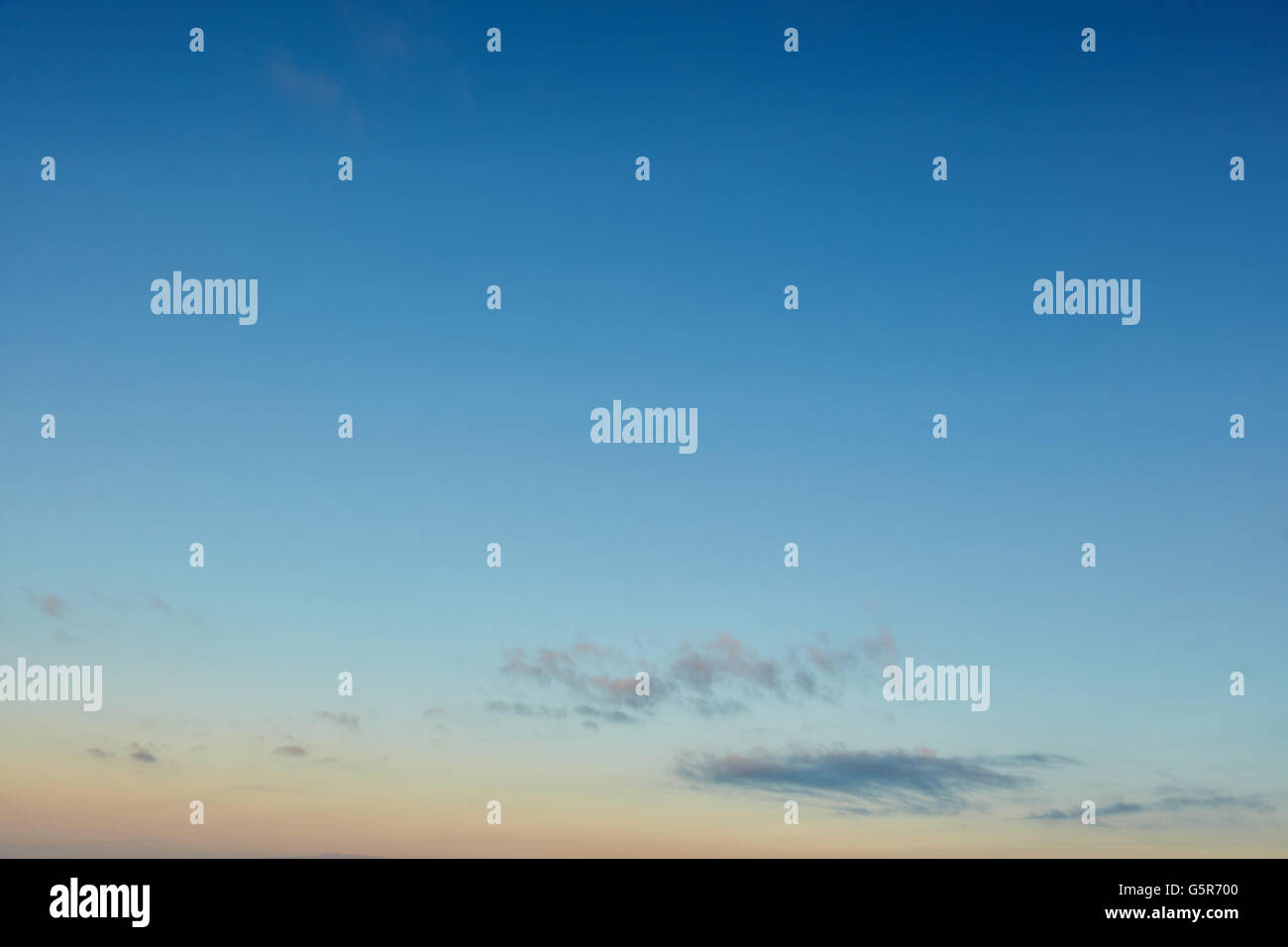 Bunte Morgenhimmel mit Sonnenaufgang und einige Wolken Stockfoto