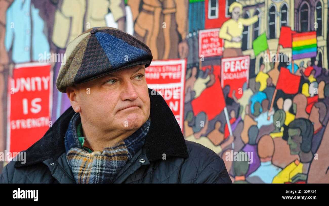 Bob Crow, Generalsekretär der Gewerkschaft Rail, Maritime and Transport Workers Union, bei einer Kundgebung von Feuerwehrleuten vor einem Treffen der Londoner Feuerwehr in Southwark, London, die Pläne zur Schließung von Feuerwehrstationen und zum Arbeitsabschnitt in Erwägung zieht. Stockfoto