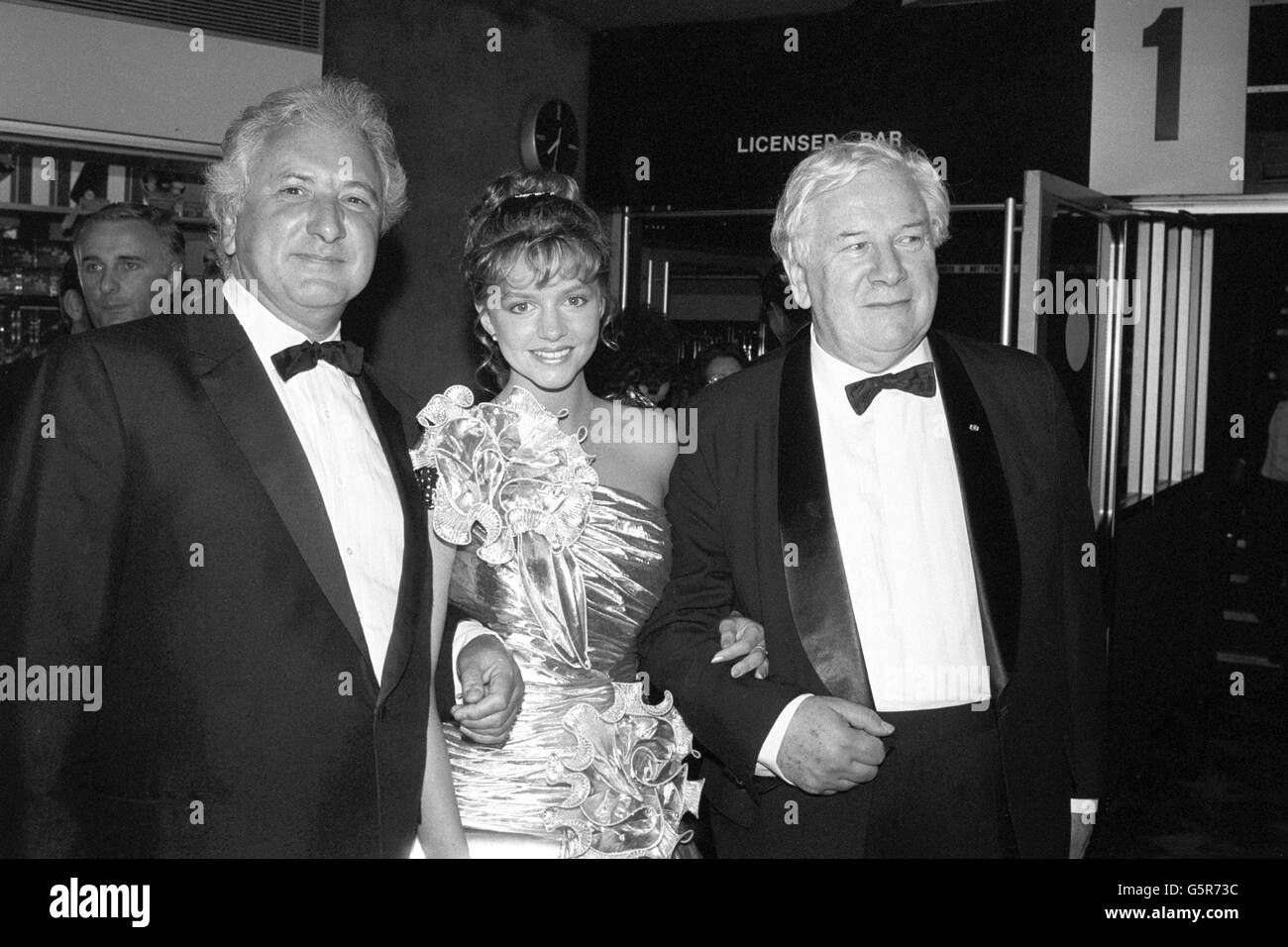 Regisseur Michael Winger (links) mit Amber Bezer und Peter Ustinov, zwei der Stars seines letzten Filmtermins mit dem Tod. Sie sind im Londoner Cannon Cinema, Shaftesbury Avenue, für die Royal Charity Premiere des Agatha Christie Mysteries. Stockfoto