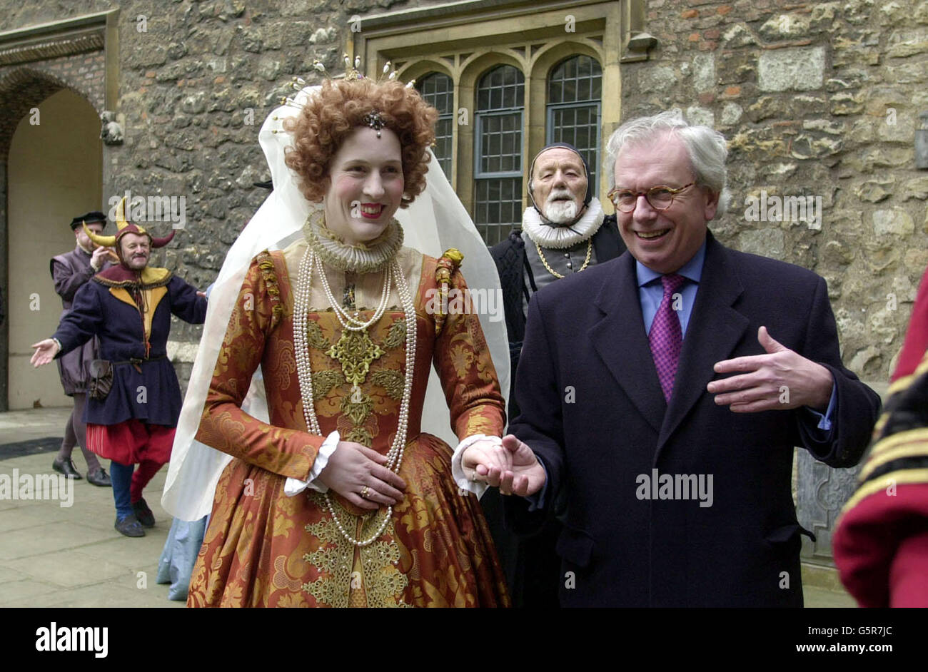 Der Fernsehhistoriker David Starkey (rechts) pariert um Charterhouse, ein ehemaliges Kartäuser-Priorat in der City of London, mit Samantha Doty als Königin Elisabeth I., als sie helfen, das Programm „Royal Heritage“ von English Heritage zu starten. * ... English Heritage feiert das Goldene Jubilee-Jahr mit einem landesweiten Programm von über 600 Veranstaltungen, die im Jahr 2002 mehr als 10 Millionen Besucher in seine historischen Anwesen ziehen sollen. Stockfoto